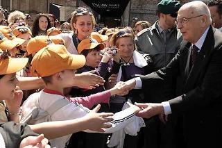 Il Presidente Giorgio Napolitano tra i ragazzi all'uscita dalla Reggia di Venaria Reale