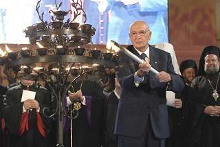 Il Presidente Giorgio Napolitano accende una delle candele della pace durante la cerimonia nella città di San Francesco