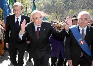Il Presidente Giorgio Napolitano al suo arrivo a Forno di Coazze per rendere omaggio all'Ossario dei Caduti per la Lotta di Liberazione