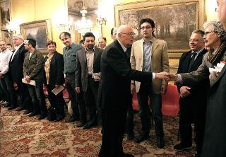 Il Presidente Giorgio Napolitano con alcuni rappresentanti sindacali ed i lavoratori di alcune azienda della Provincia di Torino durante l'incontro in Prefettura