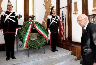 Il Presidente Giorgio Napolitano mentre rende omaggio all'Ossario dei Caduti per la Lotta di Liberazione a Forno di Coazze