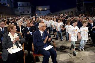 Il Presidente Giorgio Napolitano con la moglie Clio applaude i giovani messaggeri di pace