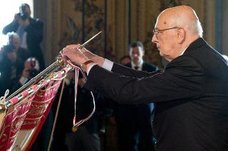 Il Presidente Giorgio Napolitano conferisce la Medaglia d'Oro al Merito Civile al Gonfalone della Provincia di Genova