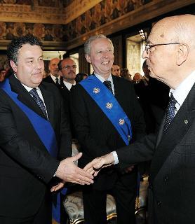 Il Presidennte Giorgio Napolitano si congratula con i Presidenti delle Provincie di Cesena-Forli e Genova al termine della cerimonia di consegna della Medaglia d'Oro al Merito civile ai Gonfaloni delle due Province
