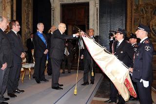 Il Presidente Giorgio Napolitano conferisce la Medaglia d'Oro al Merito Civile al Gonfalone della Provincia di Genova