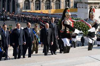 Il Presidente Giorgio Napolitano all'Altare della Patria in occasione del 64° anniversario della Liberazione