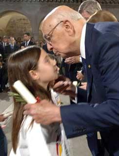 Il Presidente Giorgio Napolitano ringrazia la giovanissima messaggera di pace durante la cerimonia nella cittadina di San Francesco