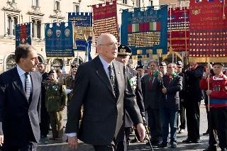 Il Presidente Giorgio Napolitano rende omaggio alle Bandiere e ai Gonfaloni decorati, in occasione dell'anniversario della Liberazione