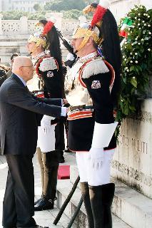 Il Presidente Giorgio Napolitano durante la deposizione di una corona d'alloro all'Altare della Patria, in occasione del 64° anniversario della Liberazione
