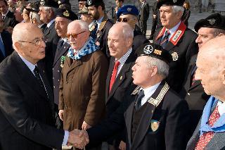 Il Presidente Giorgio Napolitano saluta i Presidenti delle Associazioni Combattentistiche e d'Arma, subito dopo la deposizione di una corona d'alloro all'Altare della Patria