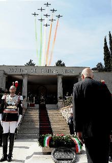 Il Presidente Giorgio Napolitano in raccoglimento davanti al Sacrario dei Caduti per la Lotta di Liberazione