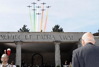 Il Presidente Giorgio Napolitano sosta in raccoglimento davanti al Sacrario dei Caduti per la Lotta di Liberazione