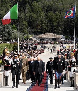 Il Presidente Giorgio Napolitano ascende la scalea del Sacrario per rendere omaggio ai Caduti per la lotta di Liberazione