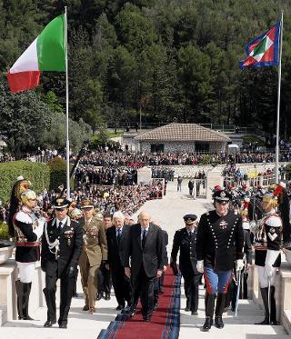 Il Presidente Giorgio Napolitano ascende la scalea del Sacrario per rendere omaggio ai Caduti per la lotta di Liberazione