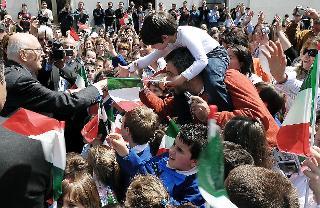 Il Presidente Giorgio Napolitano al suo arrivo nel Paese festeggiato dai cittadini, dopo aver reso omaggio al Sacrario dei Caduti