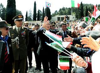Il Presidente Giorgio Napolitano dopo aver reso omaggio al Sacrario dei Caduti