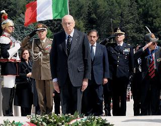 Il Presidente Giorgio Napolitano accompagnato dal Ministro della Difesa Ignazio La Russa, dal Consigliere Militare Rolando Mosca Moschini, dal Capo di Stato Maggiore della Difesa Camporini e dal Presidente dell'Associazione Nazionale Combattenti della Guerra di Liberazione Luigi Poli, rende omaggio al Sacrario dei Caduti per la Lotta di Liberazione
