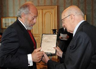 Il Presidente Giorgio Napolitano consegna a Giorgio Giuseppe Sacerdoti, l'onorificenza di Grande Ufficiale dell'OMRI