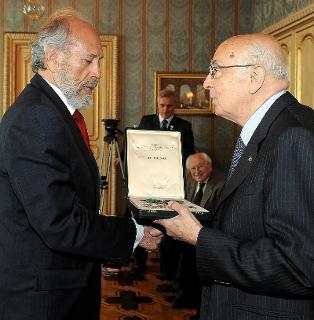Il Presidente Giorgio Napolitano consegna l'onorificenza di Grande Ufficiale dell'OMRI a Giorgio Giuseppe Sacerdoti