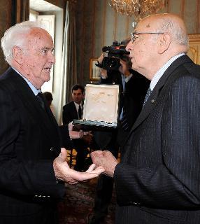 Il Presidente Giorgio Napolitano consegna l'onorificenza di Grande Ufficiale dell'OMRI a Carlo Loffredo