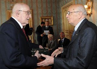Il Presidente Giorgio Napolitano consegna l'onorificenza di Cavaliere di Gran Croce dell'OMRI a Paolo Rossi Monti