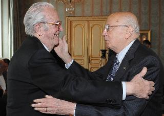 Il cordiale incontro del Presidente Giorgio Napolitano con Adriano Ossicini, al quale è stata consegnata l'onorificenza di Cavaliere di Gran Croce dell'OMRI