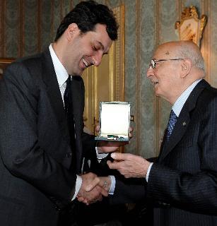 Il Presidente Giorgio Napolitano consegna l'onorificenza di Cavaliere Ufficiale a Mario Calabresi, neo Direttore della quotidiano &quot;La Stampa&quot;