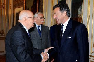 Il Presidente Giorgio Napolitano accoglie l'On. Luca Barbareschi in occasione dell'incontro per illustrare il programma della &quot;Giornata contro la Pedofilia&quot;