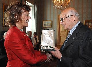 Il Presidente Giorgio Napolitano consegna a Maria Piera Leonetti l'onorificenza di Grande Ufficiale dell'OMRI assegnata al Maestro Fabio Mauri