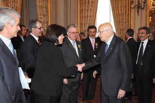 Il Presidente Giorgio Napolitano saluta alcuni Maestri del Lavoro poco prima della cerimonia con i nuovi maestri del Lavoro dell'Abruzzo e del Lazio