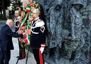 Il Presidente Giorgio Napolitano rende omaggio al Monumento dedicato alle vittime sul lavoro