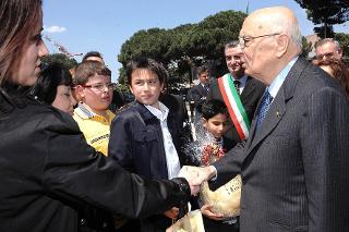 Il Presidente Giorgio Napolitano con i familiari dei lavoratori deceduti a Mineo e Termini Imerese