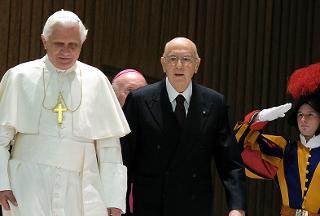 Il Presidente Giorgio Napolitano con Sua Santità Benedetto XVI all'arrivo nella Sala Nervi per assistere al concerto in onore del Papa