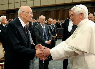 Il Santo Padre Benedetto XVI saluta il Presidente della Repubblica Giorgio Napolitano al termine del concerto in onore del Papa