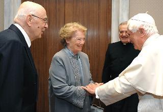 Il Santo Padre Benedetto XVI saluta il Presidente della Repubblica Giorgio Napolitano e la moglie Clio all'arrivo in Vaticano per assistere al concerto in onore del Papa