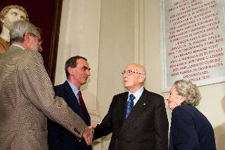 Il Presidente Giorgio Napolitano con a fianco la vedova dell'On. Pio La Torre saluta i figli Franco e Filippo, subito dopo lo scoprimento di una targa in memoria del deputato