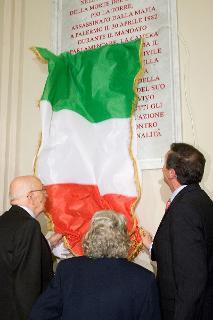 Il Presidente Giorgio Napolitano con a fianco la vedova dell'On. Pio La Torre e il Presidente della Camera Gianfranco Fini durante lo scoprimento di una targa in memoria del deputato