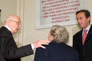 Il Presidente Giorgio Napolitano con la vedova dell'On. Pio La Torre e il Presidente della Camera Gianfranco Fini subito dopo lo scoprimento di una targa in memoria del deputato