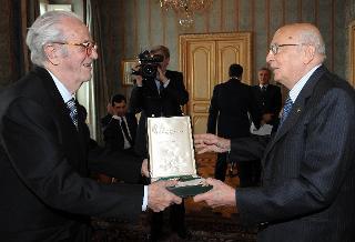 Il Presidente Giorgio Napolitano consegna l'onorificenza di Cavaliere di Gran Croce dell'OMRI a Adriano Ossicini