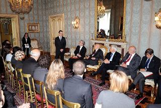 Il Presidente Giorgio Napolitano in un momento della cerimonia con una delegazione della Johns Hopkins University SAIS Bologna Center
