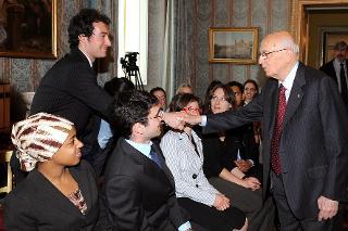 Il Presidente Giorgio Napolitano al termine dell'incontro con una delegazione della Johns Hopkins University SAIS Bologna Center saluta gli studenti dell'Università