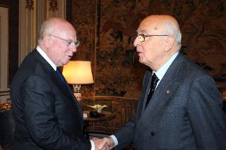 Il Presidente Giorgio Napolitano accoglie l'Amb. Ferdinando Salleo Presidente del Circolo degli Studi Diplomatici nel suo studio al Quirinale