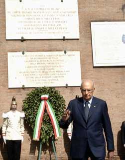 Il Presidente Giorgio Napolitano a Porta San Paolo, subito dopo aver deposto una corona d'alloro davanti alla Stele posta a ricordo della resistenza per la difesa di Roma