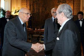 Il Presidente Giorgio Napolitano accoglie Gualtiero Marchesi ed una delegazione di cuochi, nel suo studio al Quirinale