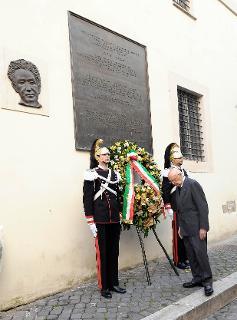 Il Presidente Giorgio Napolitano rende omaggio alla lapide dello Statista Aldo Moro in via Caetani nel 31° anniversario dell'uccisione dell'Esponente democristiano