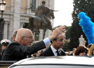 Il Presidente Giorgio Napolitano risponde al saluto della gente su Piazza del Campidoglio al termine della cerimonia celebrativa della Festa dell'Europa