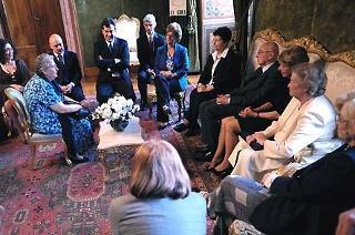 Il Presidente Giorgio Napolitano si intrattiene con alcuni dei familiari delle vittime del terrorismo al termine della celebrazione del Giorno della Memoria. Nella foto il Capo dello Stato siede accanto alle vedove Pinelli e Calabresi