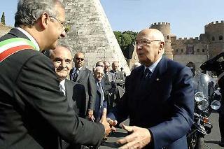 Il Presidente Giorgio Napolitano accolto dal Sindaco di Roma Walter Veltroni a Porta San Paolo, accanto il Ministro della Difesa Arturo Parisi, in occasione della cerimonia commemorativa della difesa di Roma