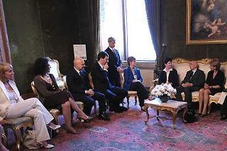 Il Presidente Giorgio Napolitano si intrattiene con alcuni dei familiari delle vittime del terrorismo al termine della celebrazione del Giorno della Memoria