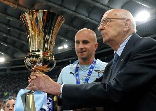 Il Presidente Napolitano con la Coppa Italia vinta dalla Lazio all'Olimpico. Al centro nella foto il capitano della squadra Rocchi che l'ha presa in consegna dalle mani del Capo dello Stato al termine dell'incontro